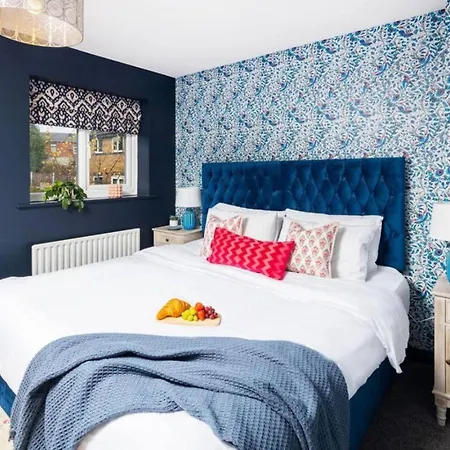 Unique 2 Bed Sleeping 4 People With Driveway Located In Bolton - Whiteoak Manchester