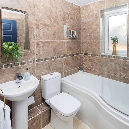 Unique 2 Bed Sleeping 4 People With Driveway Located In Bolton - Whiteoak Holiday home Manchester