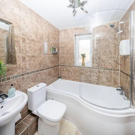 Unique 2 Bed Sleeping 4 People With Driveway Located In Bolton - Whiteoak Holiday home Manchester