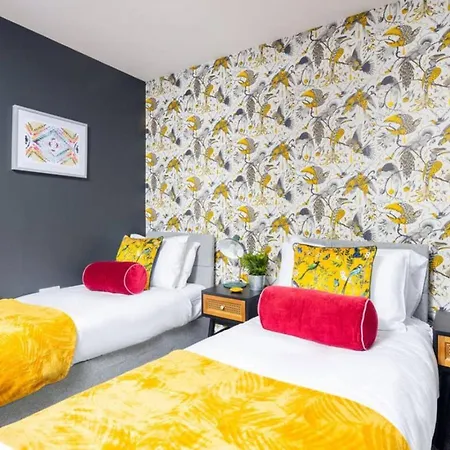 Unique 2 Bed Sleeping 4 People With Driveway Located In Bolton - Whiteoak Manchester