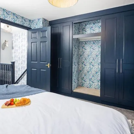 Holiday home Unique 2 Bed Sleeping 4 People With Driveway Located In Bolton - Whiteoak
