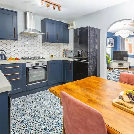 Unique 2 Bed Sleeping 4 People With Driveway Located In Bolton - Whiteoak Holiday home *