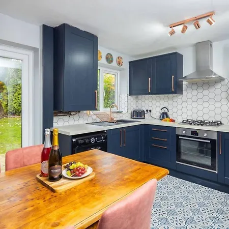 Unique 2 Bed Sleeping 4 People With Driveway Located In Bolton - Whiteoak