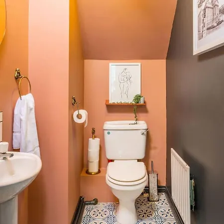 Unique 2 Bed Sleeping 4 People With Driveway Located In Bolton - Whiteoak *