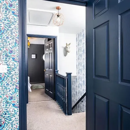 Holiday home Unique 2 Bed Sleeping 4 People With Driveway Located In Bolton - Whiteoak *