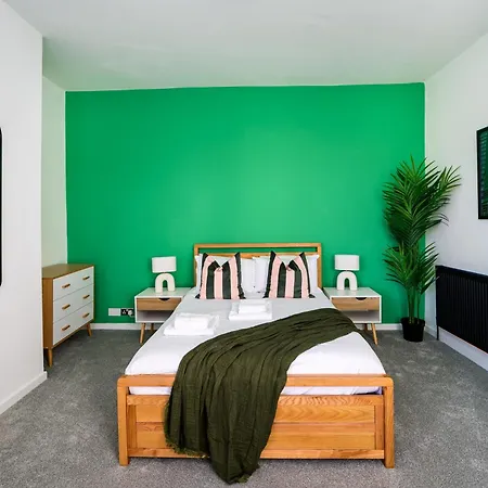 Stylish Modern - Perfect For Work, Leisure & Stadium Visits With Parking *