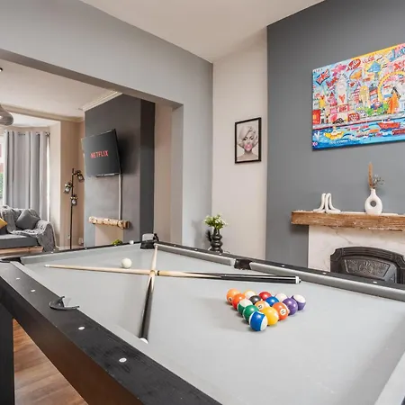 Modern & Spacious - Pool Table - Free Parking - Sleeps 10