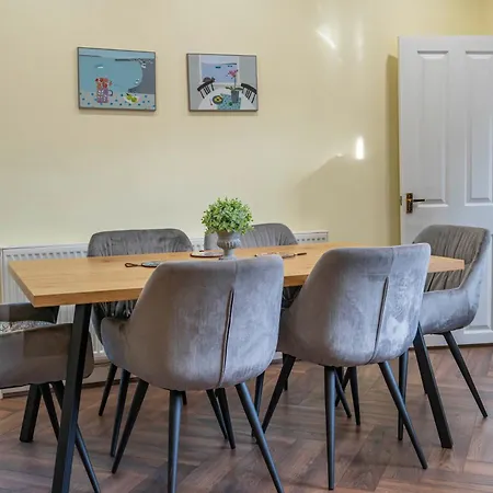 Beautiful Three Bedroom House - Escape Feriehus *