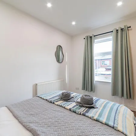 Beautiful Three Bedroom House - Escape * Manchester