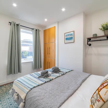 Beautiful Three Bedroom House - Escape Manchester