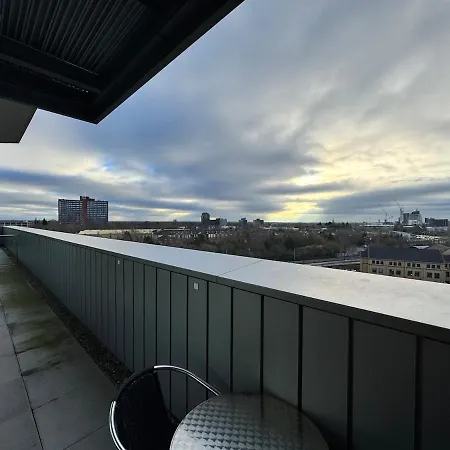 2br Waterfront Retreat Mcr شقة