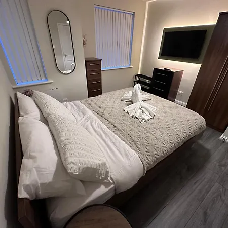 Modern 2-bedroom Near With Free Parking شقة