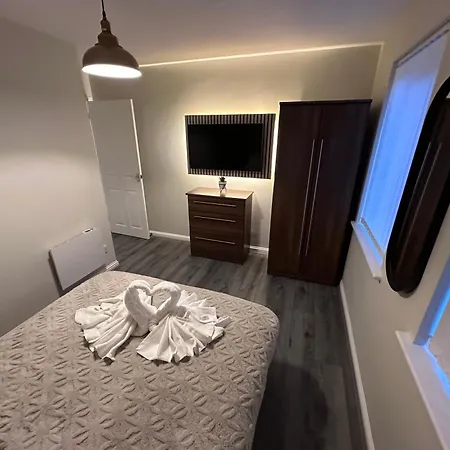 Modern 2-bedroom Near With Free Parking شقة