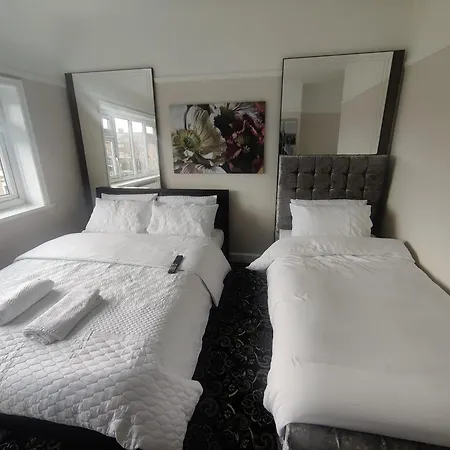 Clayton Проживание в семье Манчестер