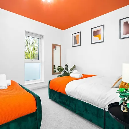 2 Bed House With Garden - Sleeps 7 - Salford - - Free Parking - 3 Double Beds & 1 Single - Free Netflix & Fast Wifi - 6 Min To Centre, Close To Trafford Centre, Etihad Stadium, Arena, Clubs & Манчестер