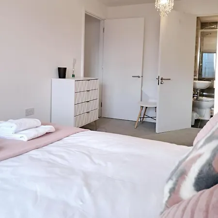 Private Balcony, Waterfront Apt, Theatres 15min Walk 1mile Media City, Old Trafford, Centre * Manchester