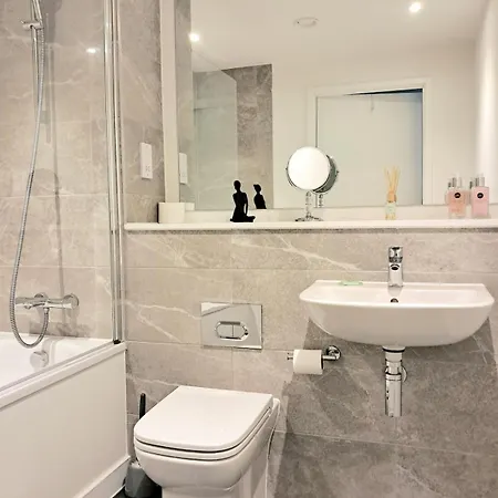 Apartment Private Balcony, Waterfront Apt, Theatres 15min Walk 1mile Media City, Old Trafford, Centre *