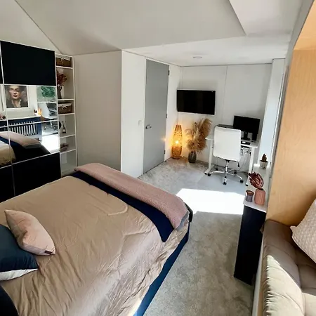 Townhouse, Free Parking, Close To Ao Arena Holiday home