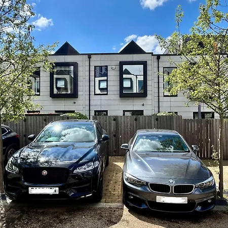 Townhouse, Free Parking, Close To Ao Arena Holiday home *