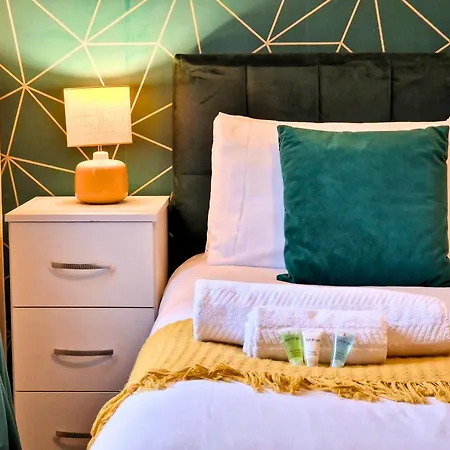 Townhouse By Bevolve - 4 Bedrooms - Free Parking Vakantiehuis *