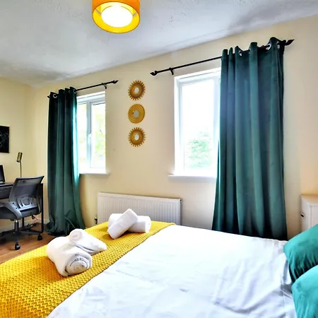 Townhouse By Bevolve - 4 Bedrooms - Free Parking Manchester