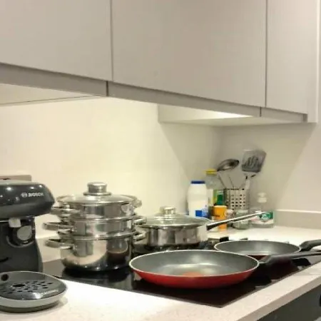 Apartment Private Balcony, Waterfront Apt, Theatres 15min Walk 1mile Media City, Old Trafford, Centre Manchester