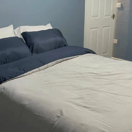 Nyaraló Housesleeps9-fireplace-garden-bbq-tv *