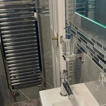 Housesleeps9-fireplace-garden-bbq-tv Nyaraló