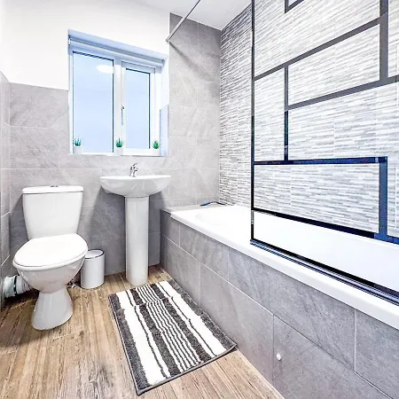 Apartment Terraced House With Free Parking *