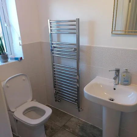 Prázdninový dům Luxury 4 Bedrooms Detached House - Free Multi Cars Parking - Easy Access To City Centre & City Football Ground Manchester