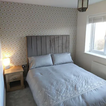 Luxury 4 Bedrooms Detached House - Free Multi Cars Parking - Easy Access To City Centre & City Football Ground