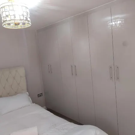 Prázdninový dům Luxury 4 Bedrooms Detached House - Free Multi Cars Parking - Easy Access To City Centre & City Football Ground
