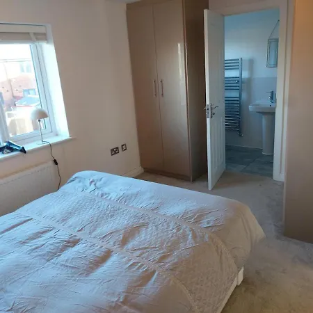 Luxury 4 Bedrooms Detached House - Free Multi Cars Parking - Easy Access To City Centre & City Football Ground