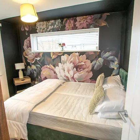 Prázdninový dům Peaceful 4 Bedroom House, Sleeps 7, Free Parking - Wifi Manchester