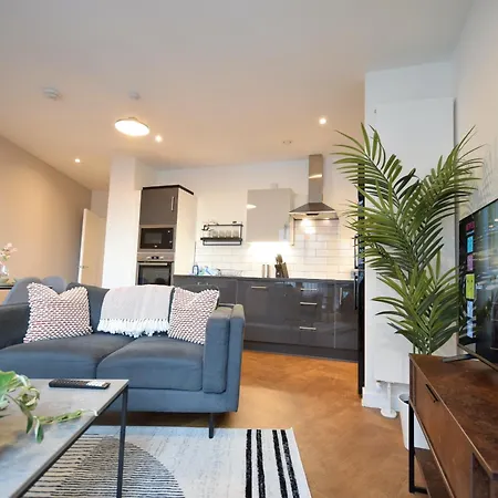 Life - 2-bed 1-bath Top-floor In New Cross مانشستر
