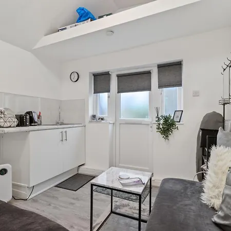 דירה With Shared Garden - 3min To Bus Stop