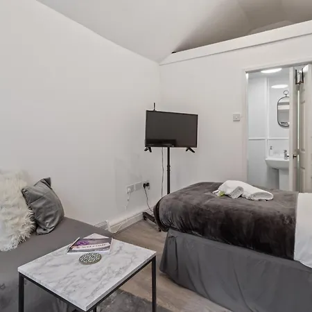 With Shared Garden - 3min To Bus Stop דירה *