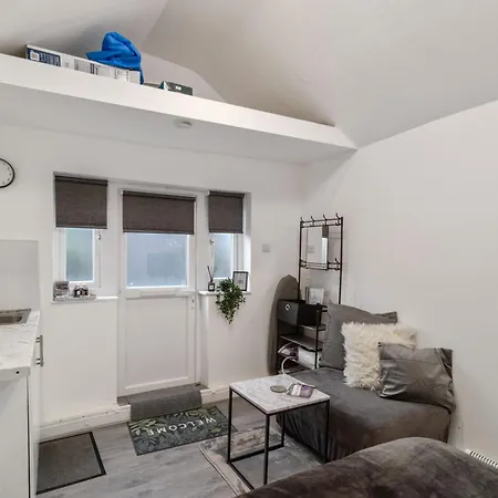 With Shared Garden - 3min To Bus Stop * Manchester