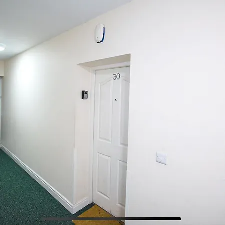 Modern Luxury 2 Bed Apartment, Sleeps 5 *