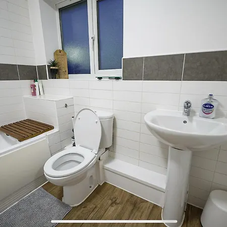 Modern Luxury 2 Bed Apartment, Sleeps 5