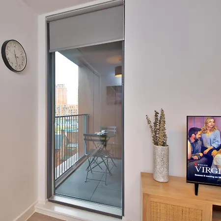 Stylish 1-bed Near Centre, Mediacityuk, Spinningfields, Old Trafford & Etihad, Sleeps 4, Netflix, Gym, Balcony, Nespresso Machine, Ideal For Professionals & Extended And Short Stays! *