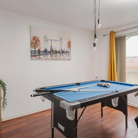 Coop Arena & Etihad - Free Parking - Pool Table *