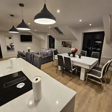 Luxury Penthouse Near Airport And Trafford Centre Manchester