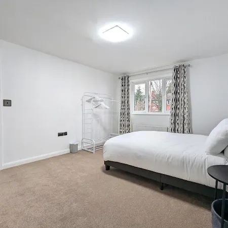 Charming 3 Bedroom With Garden And Parking * Manchester