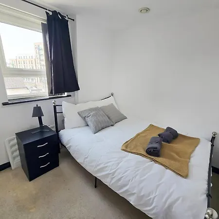 New! Modern Lux Near Centre