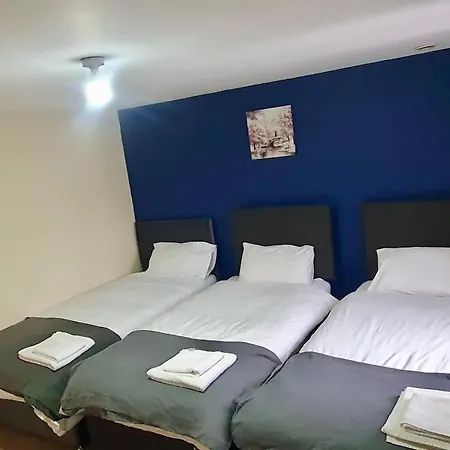 Amila House Manchester, Modern, Spacious, Sleeps 9 With Parking Holiday home