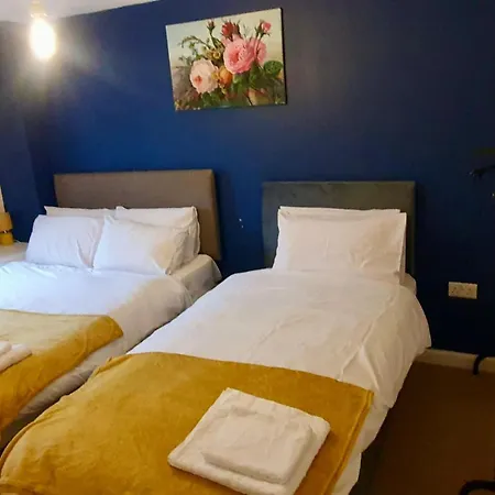 Amila House Manchester, Modern, Spacious, Sleeps 9 With Parking Holiday home *
