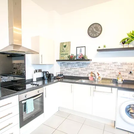 Ideal For Groups - Lovely 2 Bedroom - Free Parking, Transit Links, Close To Stadiums