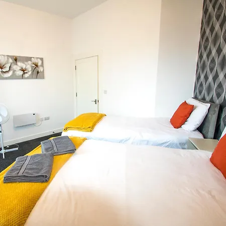 Ideal For Groups - Lovely 2 Bedroom - Free Parking, Transit Links, Close To Stadiums *