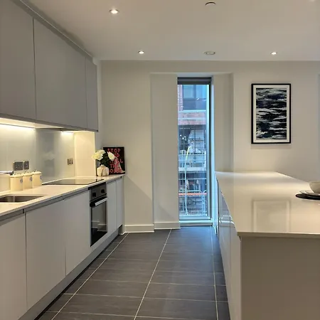 Entire Modern In Centre *